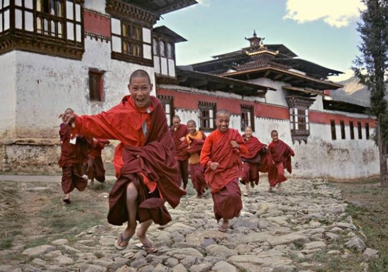 25. Юные монахи выпускают пар после утренней молитвы в монастыре Бутана. (Lonely Planet's 100 Million Competition / Thomas Kelly)