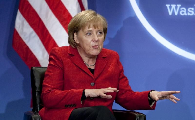 Ангела Меркель  Канцлер Германии, Ангела Меркель, общается с Президентом США Бараком Обамой (нет фото) во время двухсторонней встречи глав государств на саммите, посвященном вопросам ядерной безопасности, Вашингтон, 13 апреля 2010 года 