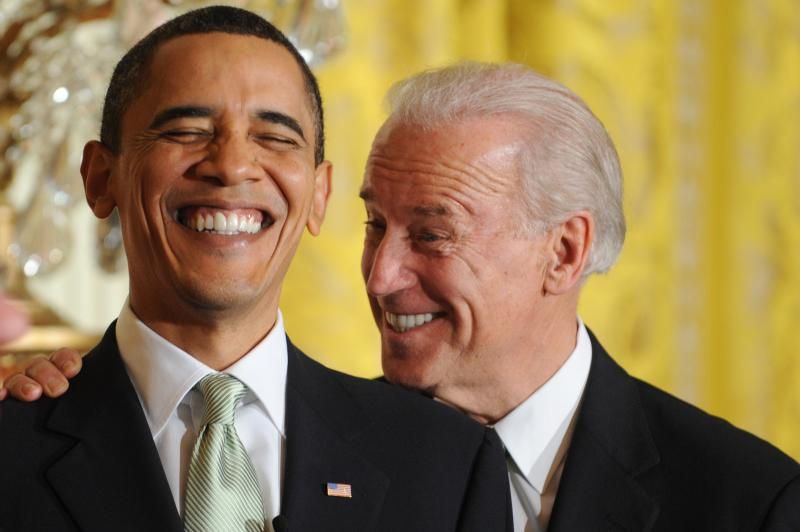 Барак Обама и Джо Байден  Президент США, Барак Обама, и вице-президент, Джо Байден, смеются во время ежегодного приема, проходящего в день святого Патрика, Восточный зал Белого дома Вашингтон, округ Колумбия, 17 марта 2010 года.