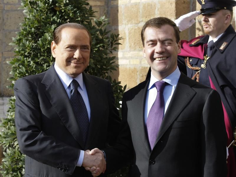 Сильвио Берлускони ( слева) и Дмитрий Медведев  Дружеское рукопожатие премьер-министра Италии, Сильвио Берлускони, и российского президента, Дмитрия Медведева у Виллы Мадама, Рим 3 декабря 2009 года. 