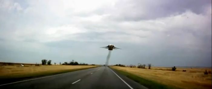 Бомбардировщик пролетел над шоссе (видео)
