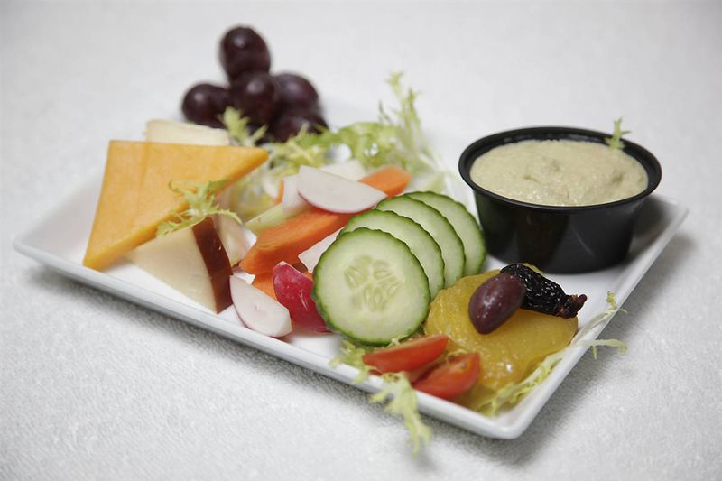 На всех рейсах «Virgin America» подают вот такой вегетарианский обед (один из самых популярных) овощи с хумусом - за 9 долларов.