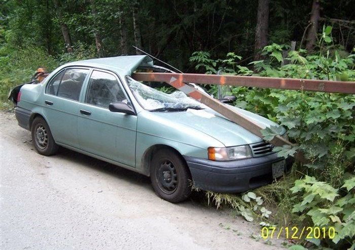Шлагбаум в лесу не пропустил старенькую Toyota (12 фото)