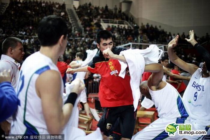 Драка во время матча между сборными Китая и Бразилии (20 фото+видео)