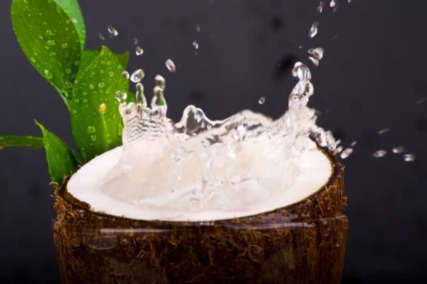Кокосовая водаbrСчитается, что кокосовую воду (не молоко) можно в крайних случаях использовать как заменитель плазмы человеческой крови, и это правда. Эта жидкость (не кокосовое молоко, которое выделяется из мякоти кокоса, а именно прозрачная жидкость, находящаяся в плодах) стерильна и имеет идеальный уровень pH. Эта жидкость используется растением как источник питательных веществ для зародыша.
