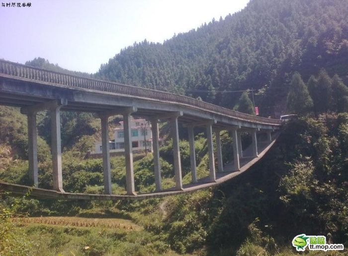 Китайцы используют удивительный способ постройки моста (7 фото)