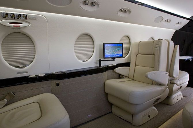 Салоны самолетов в которых летают богатые люди (26 фото)