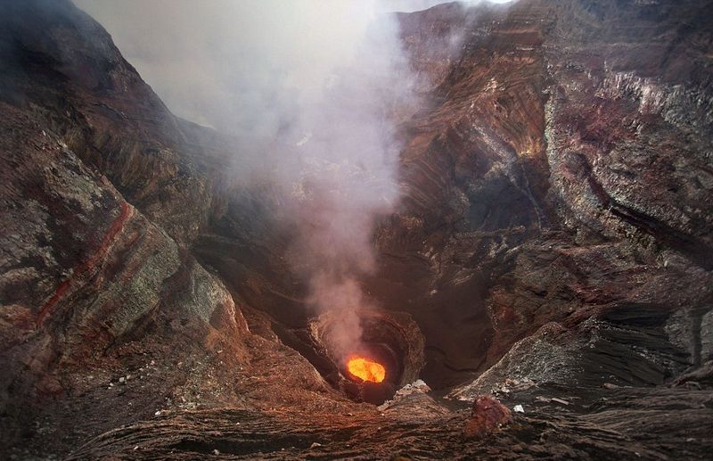 Человек спустился в кратер вулкана Marum (8 фото)