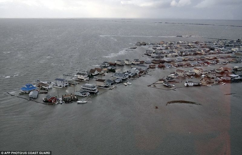 Ураган Сэнди отступил от берегов США (31 фото)