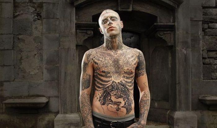 Человек, который любит татуировки (23 фото)