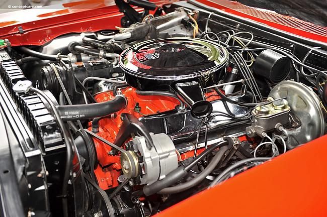 Impala SS 1961 года. Они выпускались в нескольких вариациях: <br>V8 5,7 л двигатель с 305 л.с. 227 кВт, 340 л.с., 250 кВт и 350 л.с. 260 кВт и самый мощный V8 6,7 л 425 л.с., 317 кВт!