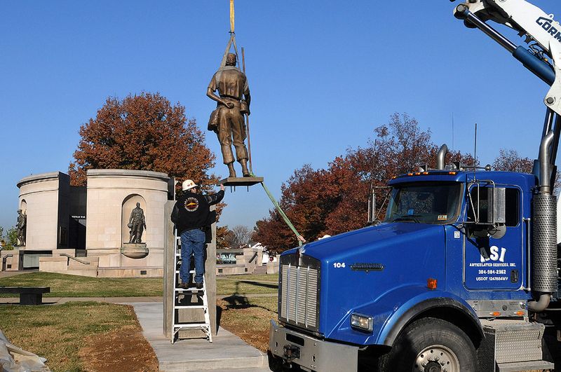 Бен Блэйни из компании «A.R.T. Research Enterprises» руководит установкой бронзовой статуи высотой 2 метра br и весом 340 килограмм. Статуя изображающая женщину-военнослужащую времен Второй мировой войны, была установлена br у Мемориала Ветеранов в Чарльстоне, Западная Вирджиния, 9 ноября.