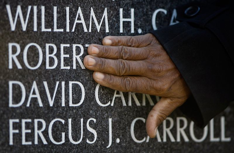 Мэриан Кэрр Брикхаус прикасается к стене, отдавая дань уважения своему брату Роберту Кэрру у мемориала жертвам br Вьетнамской войны в Филадельфии, штат Пенсильвания. 