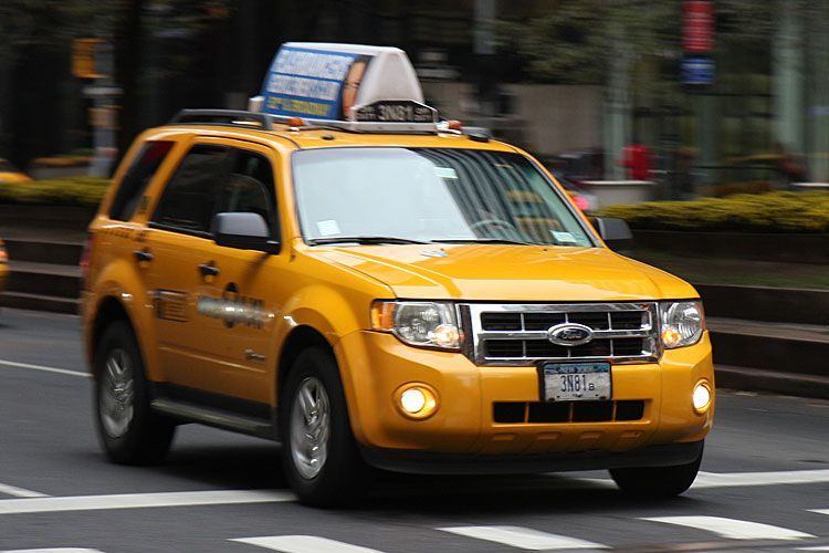 Ещё к теме такси – жаль, прошли золотые времена, когда Нью-Йорк был наводнён жёлтыми Чекерами, похожими на Чайку. Теперь <br> пассажиров возят и на минивенах Toyota Sienna, и на Приусах, и даже на Lexus RX 450h. А еще на таких вот Ford Escape.