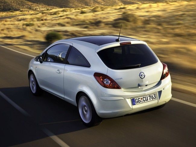 Кроме того, Opel Corsa получит шесть различных вариантов колесных дисков и необычную программу индивидуализации под названием Color Line Series, которая включает нанесение на кузов двух продольных полос белого или черного цвета, а также окраску зеркал заднего вида и колесных дисков в аналогичный цвет.    В салоне обновленного Опель Корса будущих владельцев порадуют улучшенные материалы отделки и мультимедийная система с цветным сенсорным экраном диаганалью пять дюймов, расположенным на центральной консоли, навигационная система с картами 28 стран и возможность подключать внешние устройства через Bluetooth.