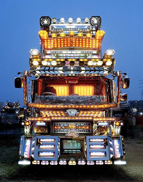 В последнее время стиль Декотора снова получил большое распространение в Японии. А тем, кто переусердствовал с украшением грузовика, просто запрещают ездить по улицам и они показывают свои творения только на выставках.