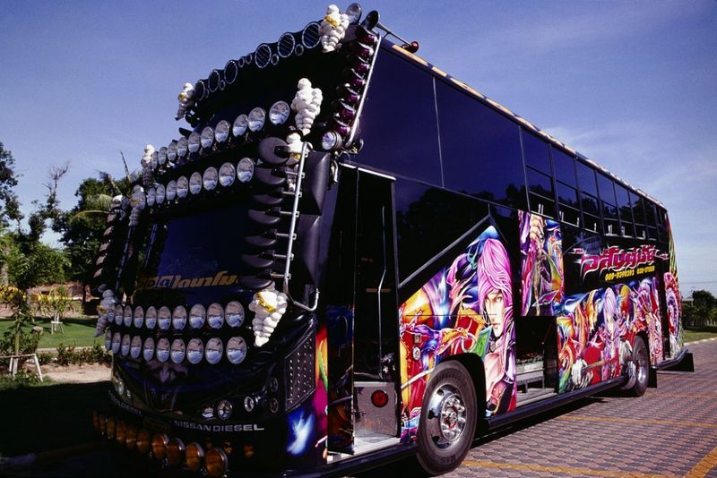Стиль Декотора настолько популярен в Японии, что порой подобным образом оформляют не только грузовые машины, но и другие крупные автомобили - например, этот туристический автобус тоже тюнинговали а-ля Декотора.