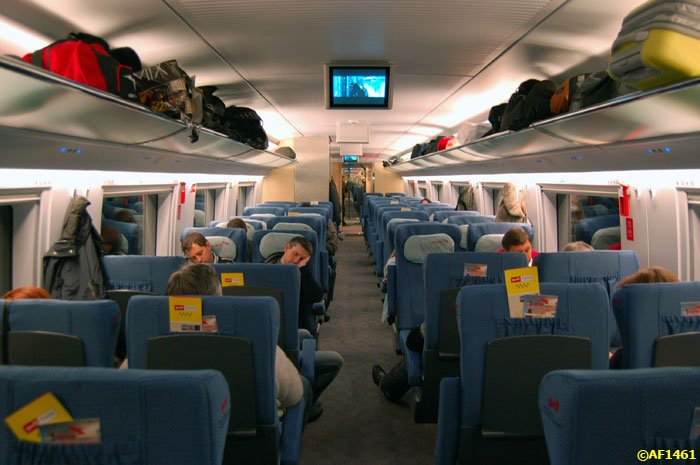 Ранним утром большинство пассажиров еще дремлет. Телевизоры совсем не мешают - звук идет в гнезда для наушников, которые есть у каждого кресла. Одноразовый комплект наушников выдается бесплатно каждому пассажиру.