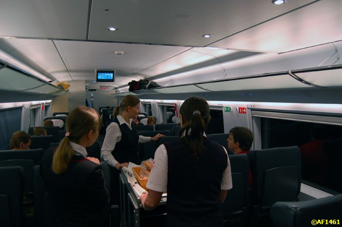 Немногочисленным их пассажирам проводники предлагают горячий завтрак (из тележки с надписью 