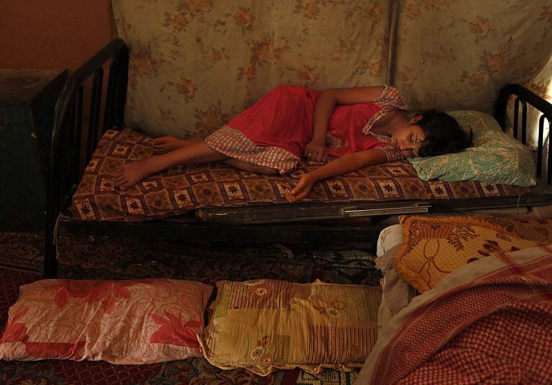 7. Девочка спит в заброшенном офисном здании, где живет несколько семей. Родители жалуются, что крысы часто кусают детей по ночам. (Carolyn Cole)