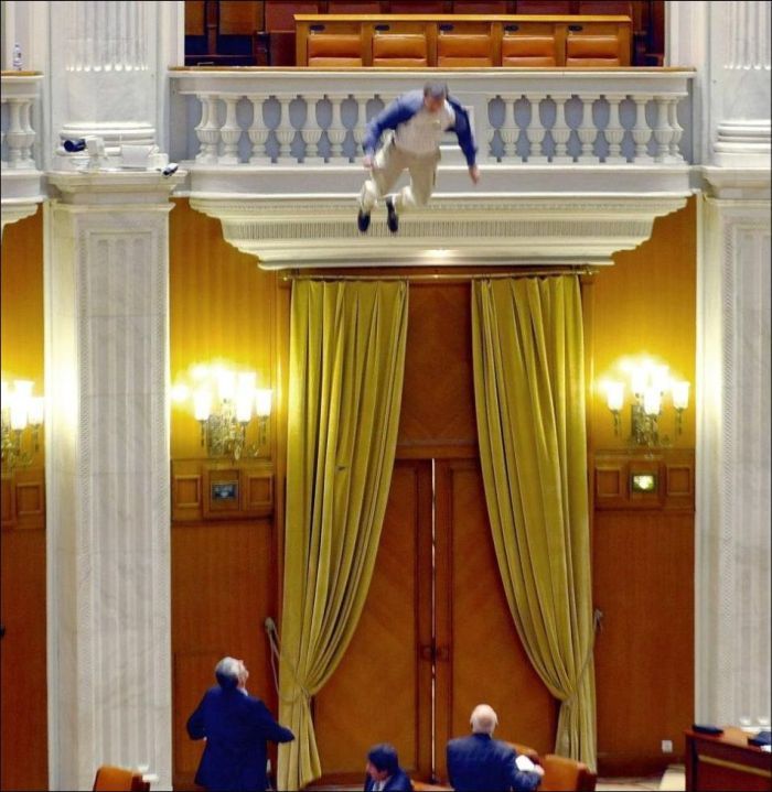 Мужчина спрыгнул с балкона в парламенте Румынии (7 фото+видео)