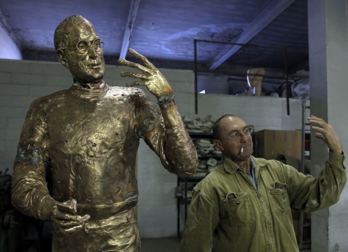 Бронзовая статуя Стиву Джобсу (10 фото)