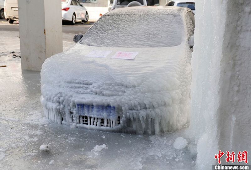 неудачная парковка, машина во льду