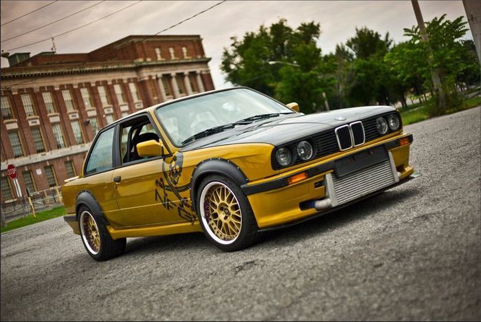 Найдено на Ebay. BMW E30 с мотором от Skyline (25 фото)