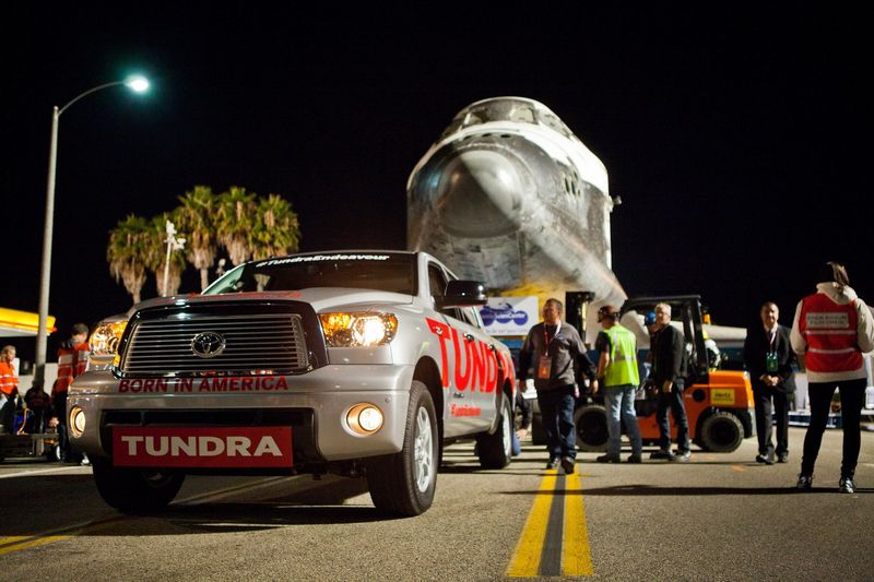 Пикап Toyota Tundra отбуксировал 70-тонный шаттл в музей (4 фото+2 видео)