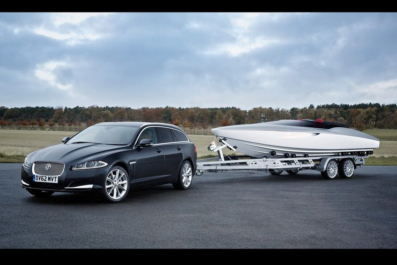 Моторная лодка от Jaguar в стиле модели XF (12 фото)