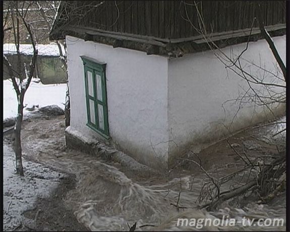 Водопад в Киеве залил несколько домов (7 фото)
