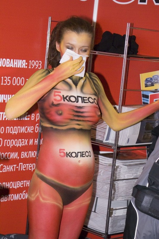 Русские девушки обнажаются на выставках (96 фото)