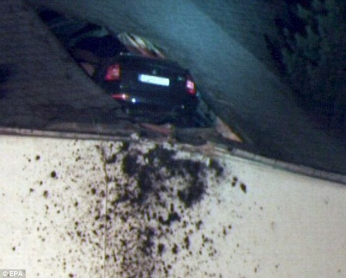Машина застряла в крыше церкви (9 фото)