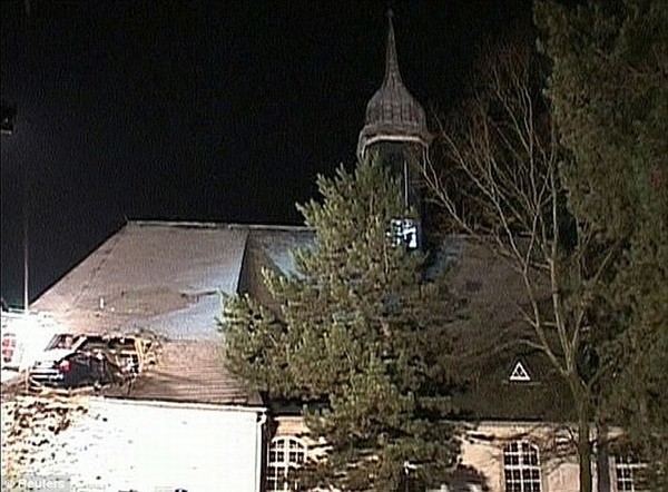 Машина застряла в крыше церкви (9 фото)