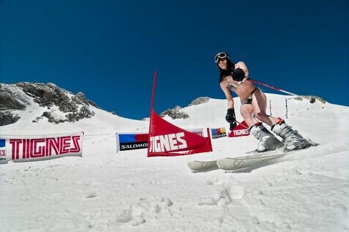 Девушки в бикини катаются на лыжах (33 фото)