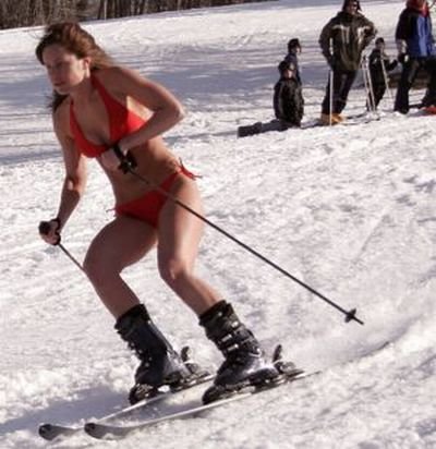 Девушки в бикини катаются на лыжах (33 фото)