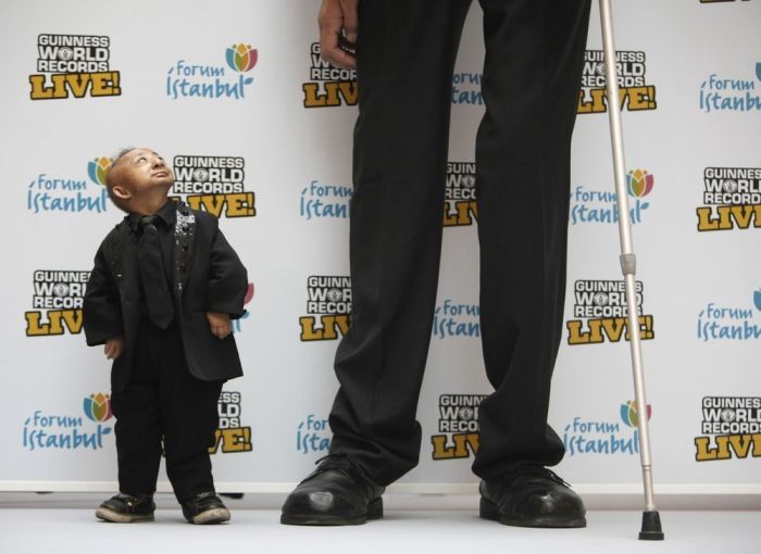 Самый высокий человек в мире встретился с самым маленьким (10 фото)