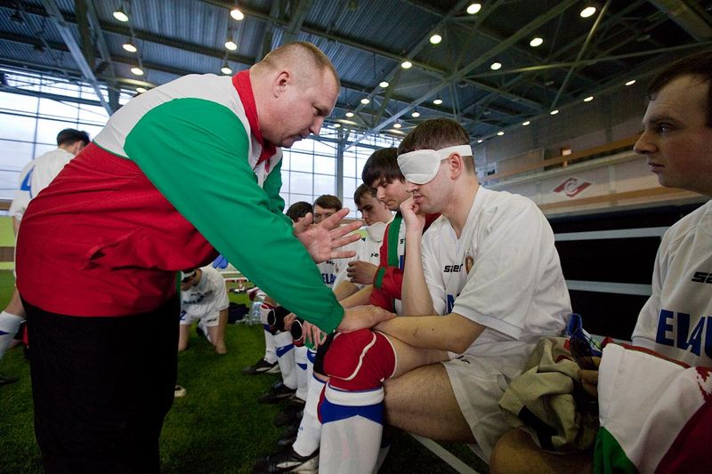 Белорусский тренер дает своим ребятам советы перед началом игры.