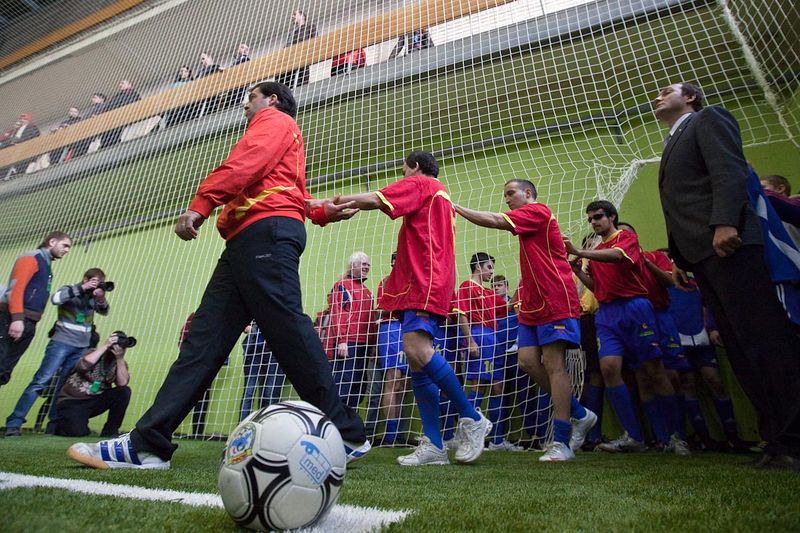 Сборная команда Испании — одна из самых сильных в мире. Именно в Испании начали проходить первые национальные чемпионаты по футболу среди слепых — еще в 1986 г.