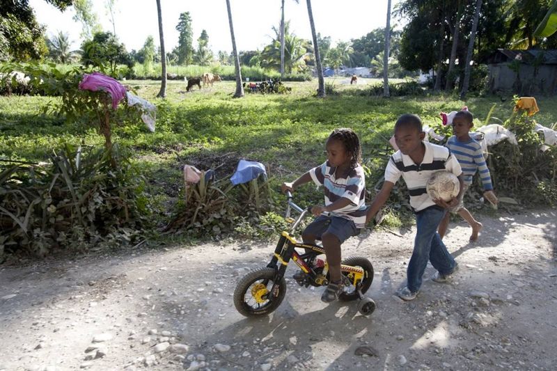 Четырехлетний Шнэйли Симильен вырос на 3,8 сантиметра с тех пор, как получил протез на ноге, которую он потерял в результате разрушительного землетрясения на Гаити. Испугавшись, что он может сломать свою деревянную ногу, родители настояли, чтобы он не снимал запасные колеса с велосипеда. Но, увидев мальчика на велосипеде, эксперт по протезам Джей Тью сказал, что Шнэйли готов ездить сам. (Nadav Neuhaus for msnbc.com)