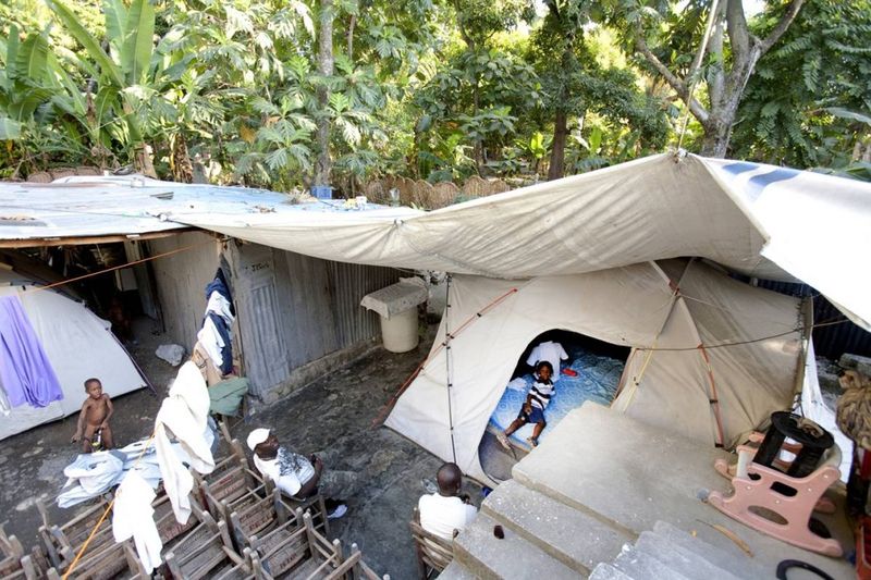 Шнэйли живет в этой палатке со своим 41-летним отцом Дукармелем, 38-летней мамой Дарлин и двумя братьями – 10-летним Шмейдером и 13-летним Скарсли. (Nadav Neuhaus for msnbc.com)