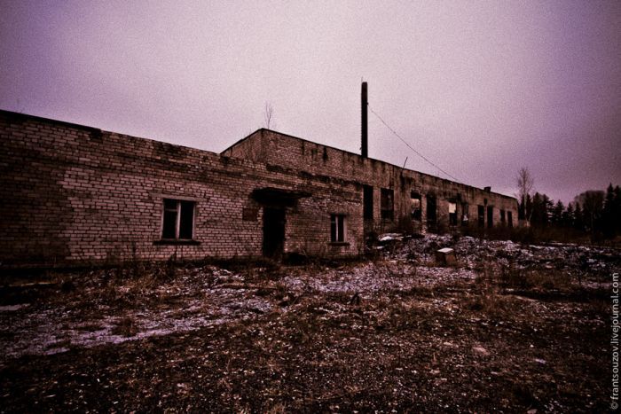 Заброшенный военный городок (39 фото)