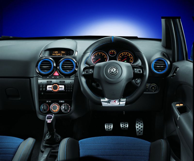 Vauxhall Corsa VXR Blue Edition поступит в продажу в феврале и будет отличается от других «заряженных» <br> хэтчбеков Corsa уникальным синим окрасом кузова Arden Blue «металлик», 18-дюймовыми легкосплавными <br> дисками, затемненными стеклами, а внутри – воздуховодами с голубой каемкой, синими нитками на кожаном <br> рулевом колесе и комбинированными сиденьями с синей тканью и синей строчкой.<br> <br> Кстати, европейские клиенты ровно год назад также смогли ощутить на себе внимание компании Opel, которая <br> в честь 11-летия представила сразу три «разноцветных» версии хэтчбека Corsa: Color Race, Color Edition и <br> Color Wave.