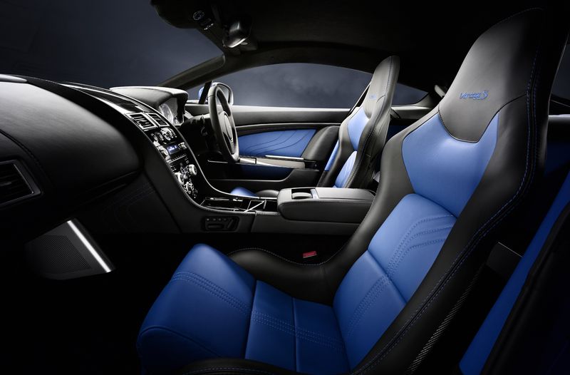 Под капотом Aston Martin Vantage S расположен 4,7-литровый V8, выдающий 430 л.с. (490 Нм), что на 10 <br> “лошадок” и 20 Нм больше, чем у стандартной версии Vantage. Двигатель агрегатируется в паре с новой <br> 7-ступенчатой трансмиссией Sportshift II, которая обеспечивает переключения передач на 20% быстрее <br> предыдущей.<br> <br> Максимальная скорость нового Астона достиает 305 км/ч, в смешанном цикле автомобиль потребляет 12,9 <br> литров топлива на сотню километров, а уровень выбросов углекислого газа CO2 в атмосферу состаляет <br> 299 грамм на километр.<br> <br> Официальный дебют новинки состоится в марте на автосалоне в Женеве 2011, причем в компании <br> подготовили Vantage S сразу и в кузове купе, и кабриолет.