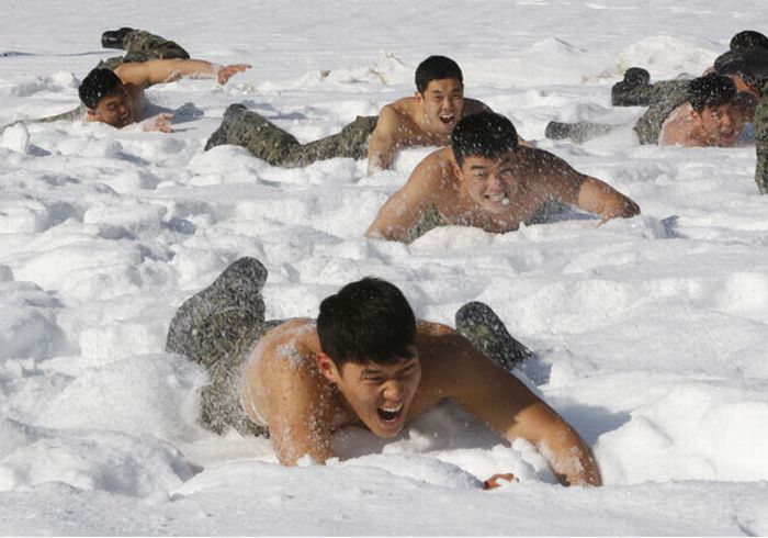 Суровая тренировка южнокорейских солдат (18 фото)