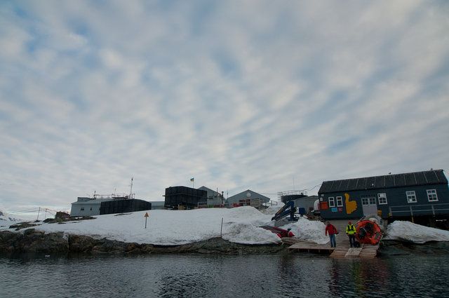 Украинский бар в Антарктиде (11 фото)