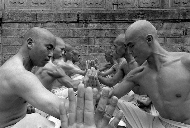 Чудеса, которые вытворяют монахи Шаолинь (10 фото)