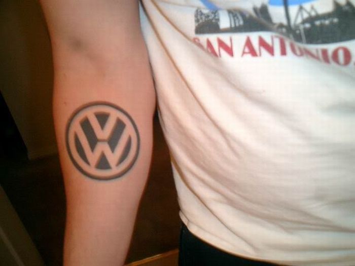 татуировки фанатов немецкой марки Volkswagen (24 фото)