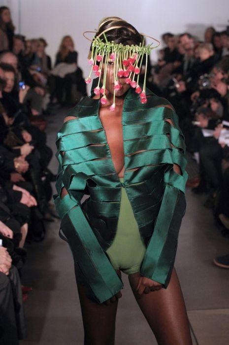 Самые нелепые наряды на неделе моды в Париже (50 фото)