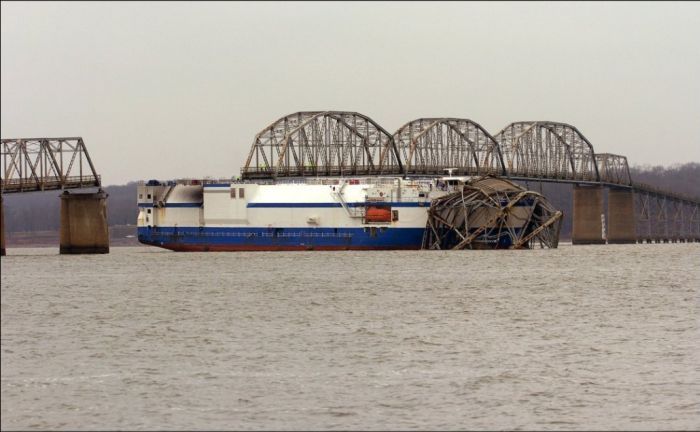 В США грузовое судно с космическим оборудованием снесло мост (8 фото)